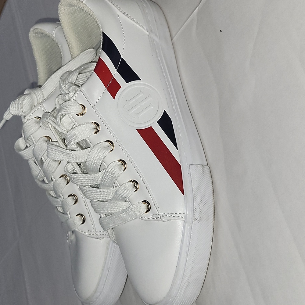 Tommy Hilfiger women's Lightz Sneaker Size 6 1/2 M .Leather Sole. White Blue Red